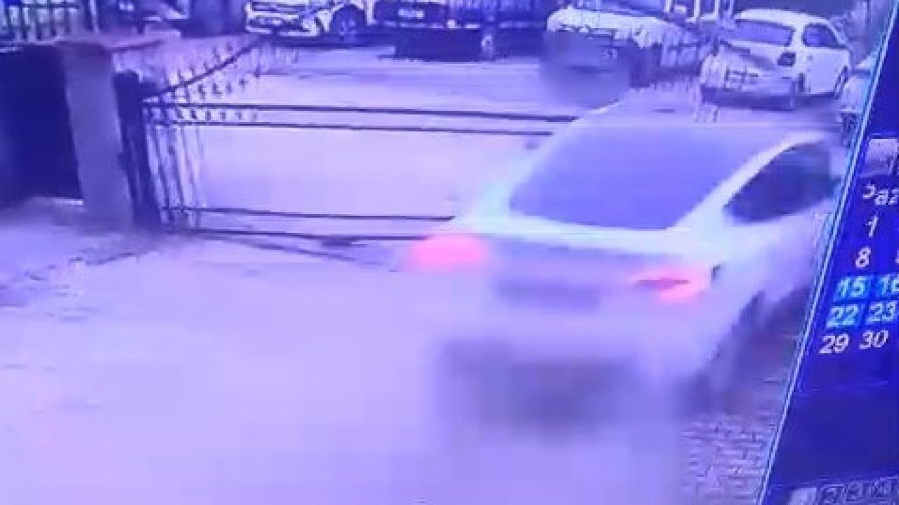 Otomobilin sitenin demir kapısını kırdığı kaza anı kamerada