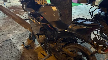 Otomobille çarpışan motosiklet sürücüsü yaralandı