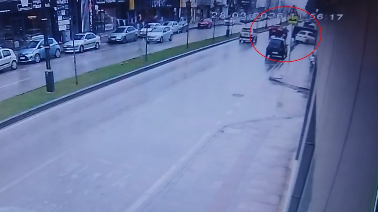 Otomobille çarpışan motosikletin sürücüsü yaralandı; kaza kamerada