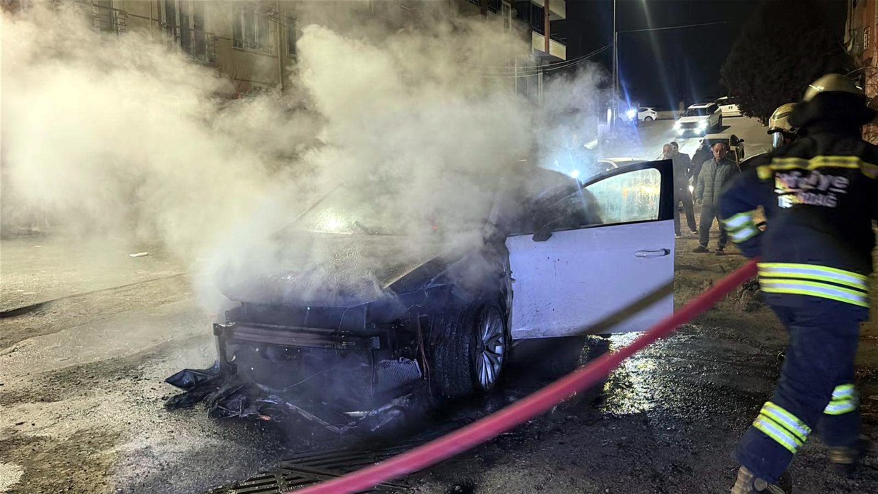 Park halinde alev alan otomobil yandı