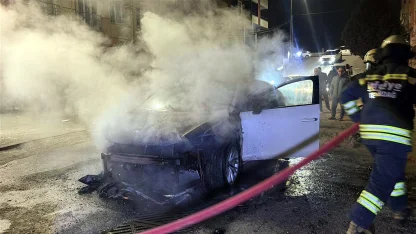 Park halinde alev alan otomobil yandı