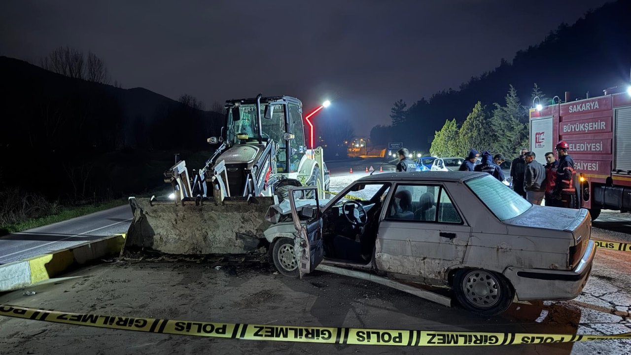 Park halindeki iş makinesine çarpan otomobilin sürücüsü öldü