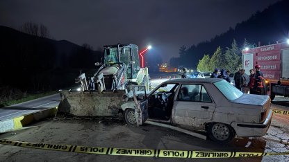 Park halindeki iş makinesine çarpan otomobilin sürücüsü öldü