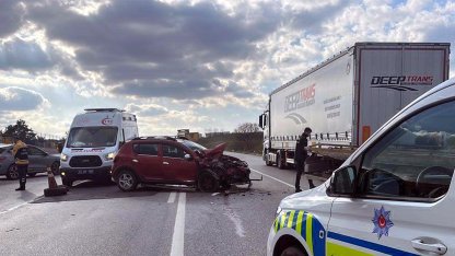 Park halindeki TIR'a çarpan otomobilin sürücüsü yaralandı