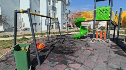 Parkta lastik yakıp, oyun gruplarına zarar verdiler; olay kamerada