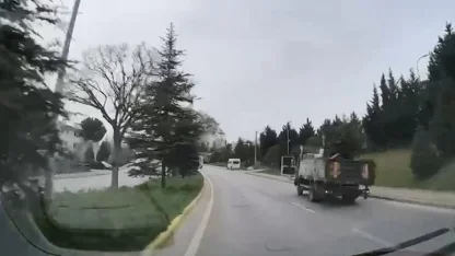 Rampada kayan kamyon refüje çıkıp devrildi