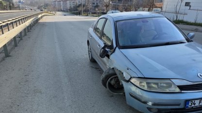 Refüje çarpan otomobilin sürücüsü yaralandı