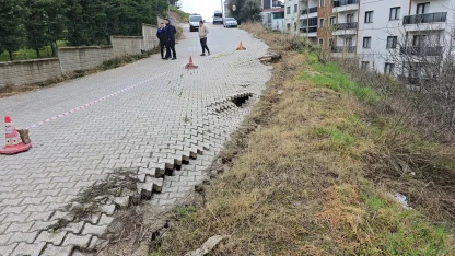 Sağanak sonrası yoldaki çökme, tedirginliğe neden oldu