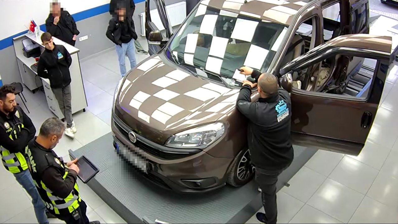 Satış sonrası ekspertize götürülen hafif ticari aracın alt kısmı ‘zulaya’ dönüştürülmüş