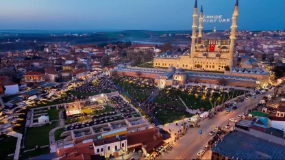 Selimiye Camisi meydanında 7 bin 500 kişi Kadir Gecesi iftarında buluştu / Ek fotoğraflar