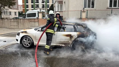 Seyir halindeki otomobil yandı, sürücü son anda kurtuldu