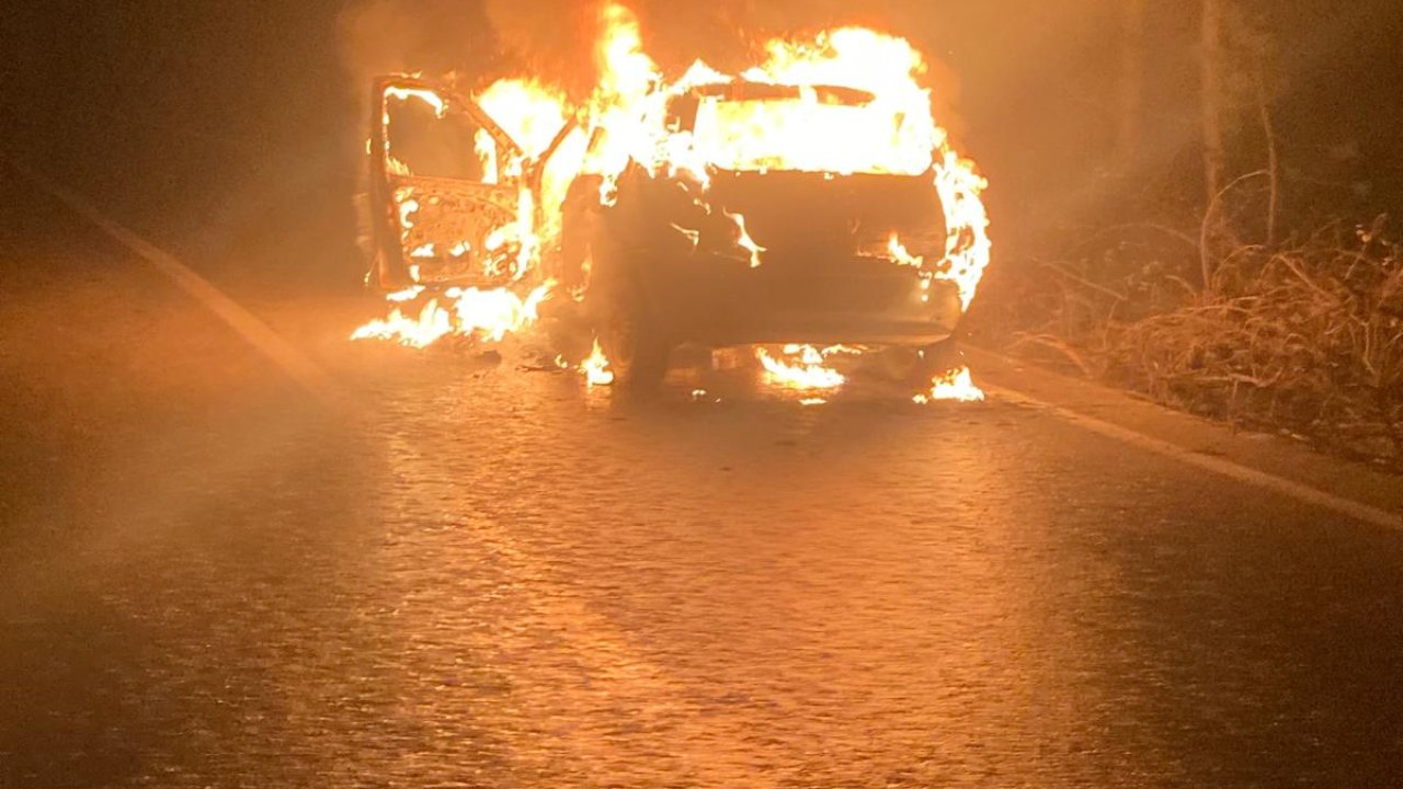 Seyir halindeyken alev alan otomobil yandı