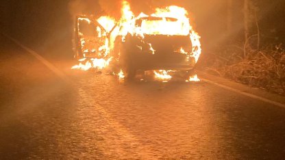 Seyir halindeyken alev alan otomobil yandı