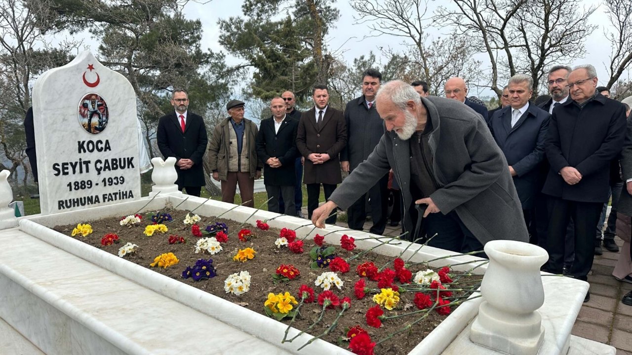 Seyit Onbaşı, mezarı başında anıldı