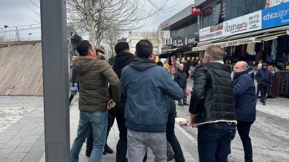 Seyyar satıcıların zabıta görevlilerine saldırı anı kamerada: 2 yaralı, 2 tutuklama