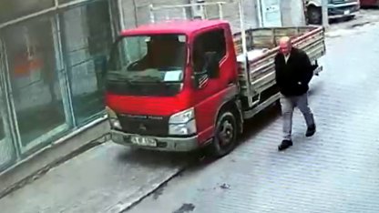 Sokak ortasında darbedildi; o anlar kamerada