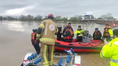 Su baskınında mahsur kalan iki köpek botla kurtarıldı; o anlar kamerada
