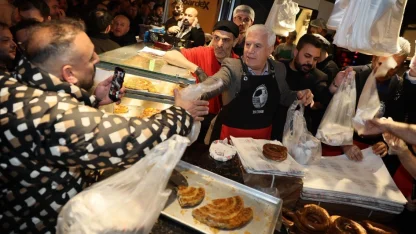 Tahinli pide ile simitler Başkan Bozbey'den