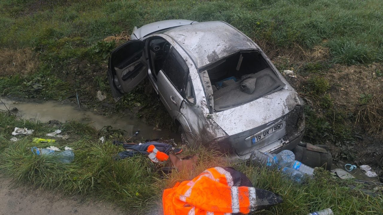 Taklalar atarak tarlaya uçan otomobildeki 3 kişilik aile yaralandı