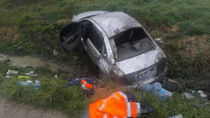 Taklalar atarak tarlaya uçan otomobildeki 3 kişilik aile yaralandı