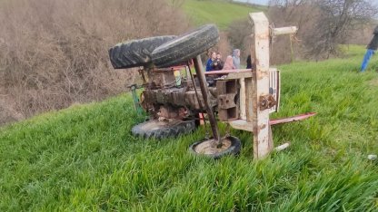 Tarlaya gübre atarken devrilen traktörün altında kalan sürücü öldü