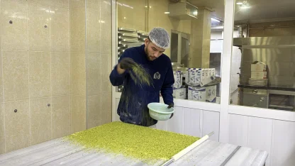 Tatlıcılarda ramazan mesaisi; iftar sofralarına baklava yetiştirmek için 12 saat çalışıyorlar