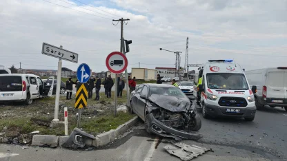 Tekirdağ Saray'da hafif ticari araç ile otomobil çarpıştı; 2 yaralı