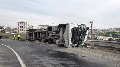 Tekirdağ'da devrilen TIR'ın sürücüsü yaralandı