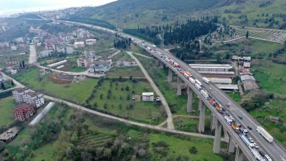 TEM’de 2 TIR ve 2 otomobil çarpıştı; araç kuyruğu dron kamerasında