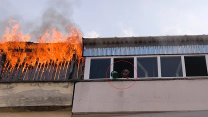 Teras katta yangın çıktı; bitişik binadaki kadın, kova ile pencereye çıkıp yardım istedi