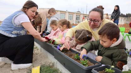 Trakya Üniversitesi’nin minik öğrencileri çiçek dikti