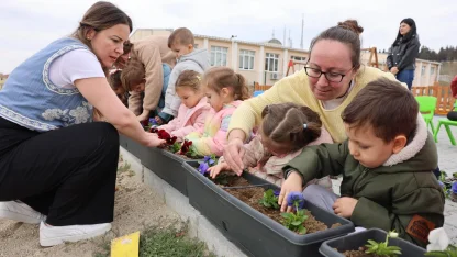 Trakya Üniversitesi’nin minik öğrencileri çiçek dikti