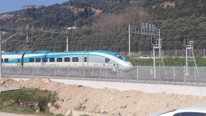 Trenin çarptığı yaya hayatını kaybetti