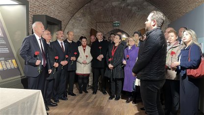 TÜ Senatosu'ndan Balkan Savaşları şehitlerine tabyada anma; kanlı sancağa karanfil bıraktılar