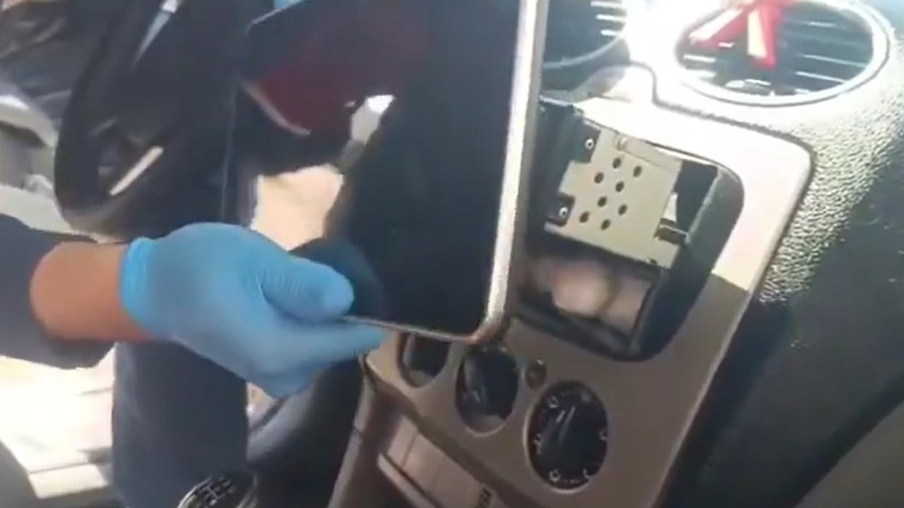 Uyuşturucuları araç teybinin arkası, torpido kasası ve tavan döşemesine zulalamış