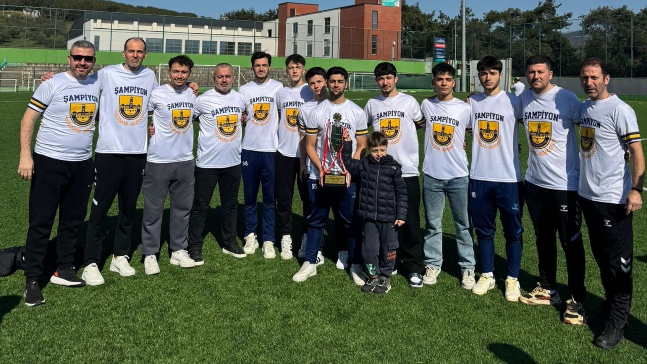 Yenişehir Belediyespor ligi lider bitirdi