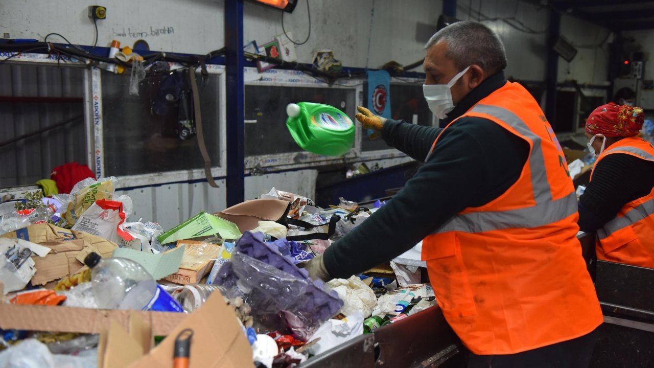 Yıldırım’ın geri dönüşüm tesisi, ayda 300 ton atığı ekonomiye kazandırıyor
