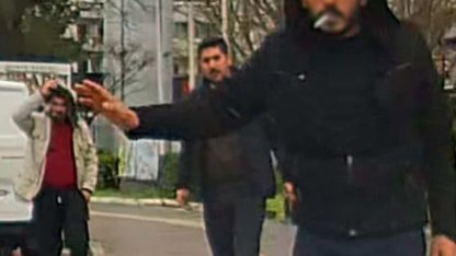 Yol vermek istemeyen sürücüyü darbetmeye çalıştılar; o anlar kamerada