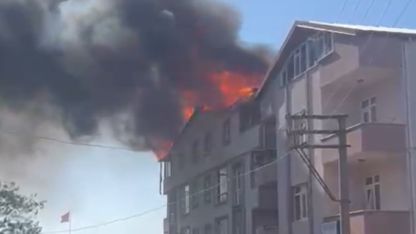 4 katlı binanın çatısı alev alev yandı