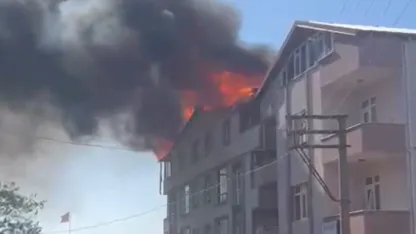 4 katlı binanın çatısı alev alev yandı