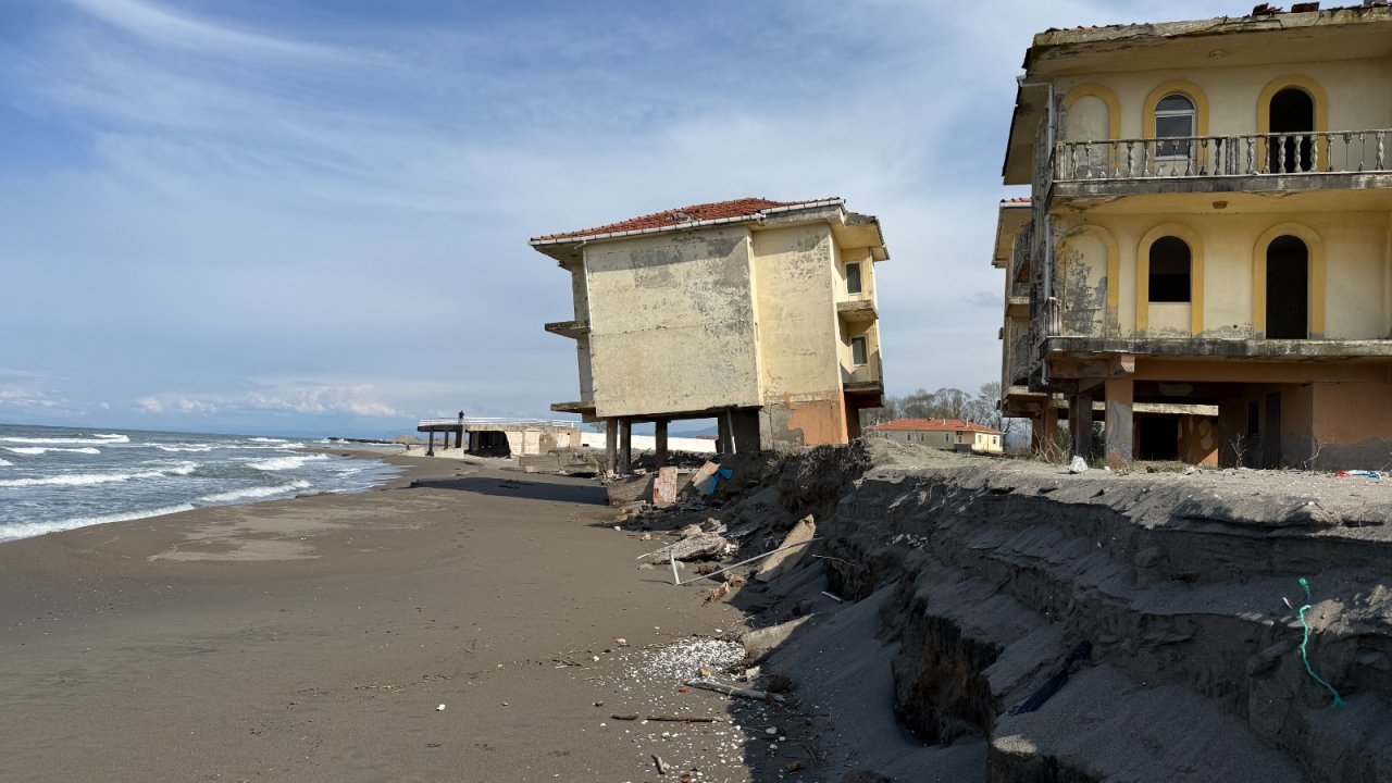 6 yıl önce tahliye edilen villalardan biri yan yattı