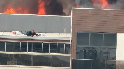 8 katlı apartmandaki yangında mahsur kalan 2 kişi kurtarıldı; o anlar kamerada / Ek fotoğraflar