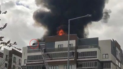 8 katlı apartmandaki yangında mahsur kalan 2 kişi kurtarıldı; o anlar kamerada