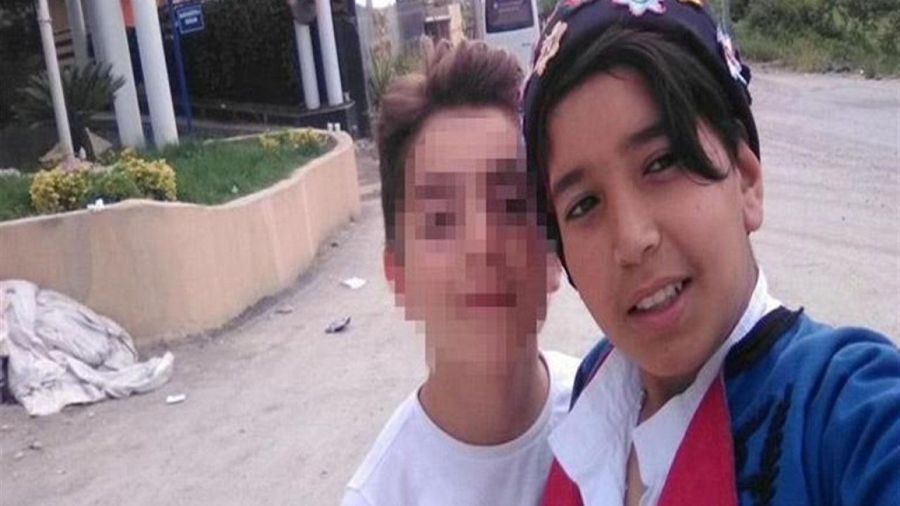 8 yıl önce tüfekle öldürülen Kerem’in ailesinin avukatı duruşma salonunda bastonla olayı canlandırdı