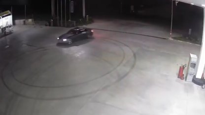 Akaryakıt istasyonunda aracı ile drift atan sürücüye 140 bin lira ceza