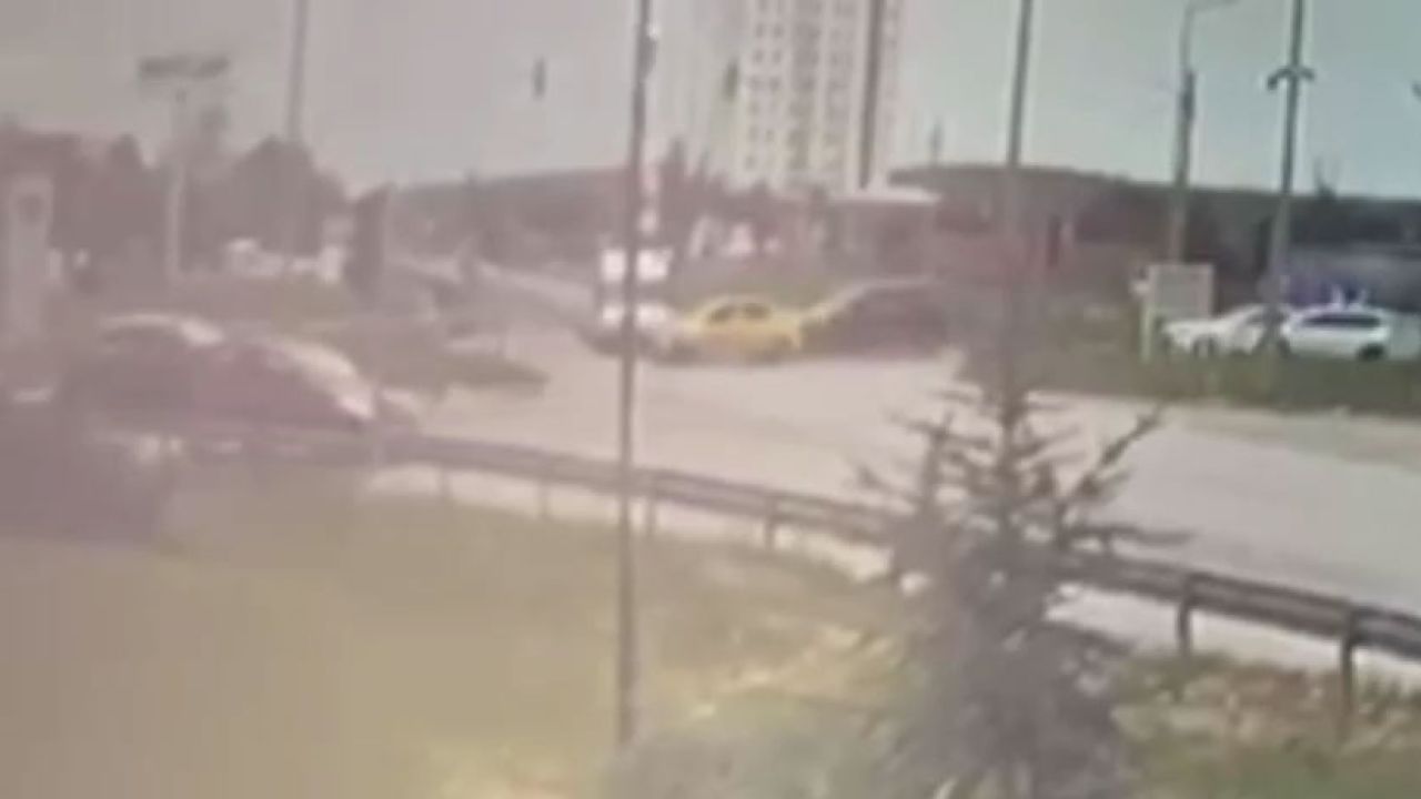 Ambulansla taksinin çarpıştığı kaza kamerada; 5 yaralı