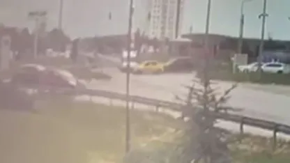 Ambulansla taksinin çarpıştığı kaza kamerada; 5 yaralı