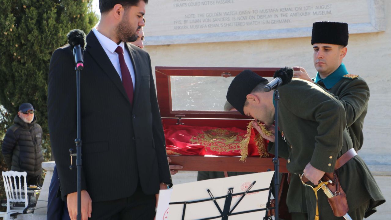 Anzak askerler Gelibolu'da 'Şafak Ayini' ile anıldı