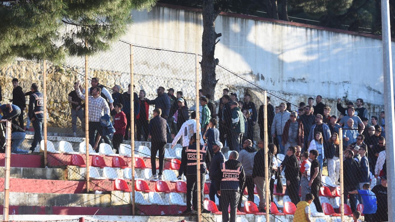 Ayvalık’ta maç sonu saha karıştı
