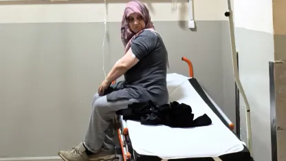 Bahçesindeki odunları taşırken akrep soktu